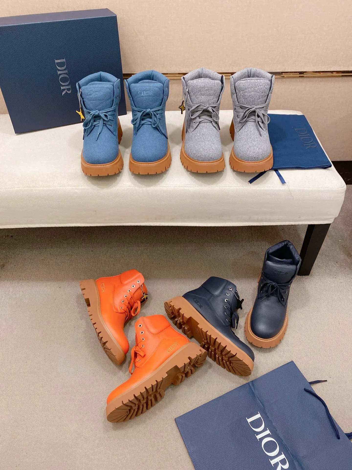 Factory price: 580💰 [Dior·Dior] New casual high-top men's shoes, new spring and summer design, perfect workmanship, lace-up lazy style to create wardrobe quality, upper: imported first-layer cowhide, high-grade sheepskin lining soft and comfortable, ultra-light TPU wear-resistant outsole, simple, versatile fashion men's shoes, excellent color code number 38-44. Customized at 45.46